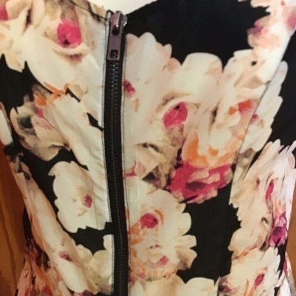 Charlotte Russe Flotal peplum top - Picture 5 of 9